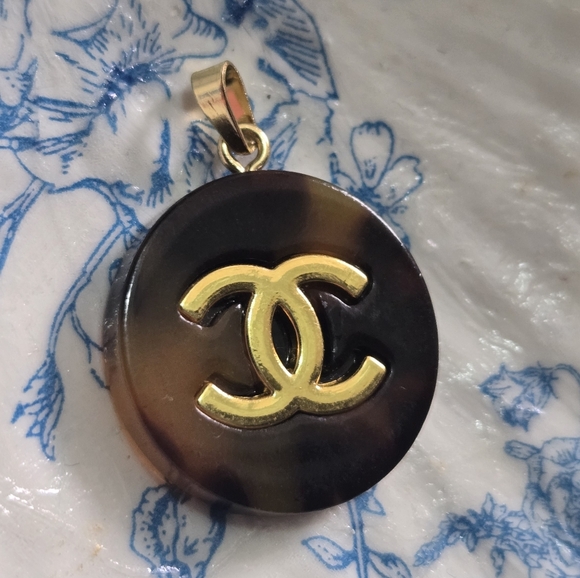 CHANEL Gold Logo Tortoiseshell Zipper Pull Charm - Picture 7 of 10